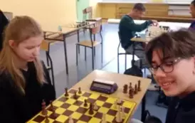 Uczniowie podczas rozgrywki w szachy