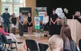 Uczniowie pozują z nagrodami