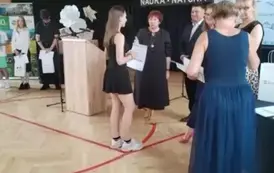 Uczennica Hanna Czaplińska otrzymuje nagrodę