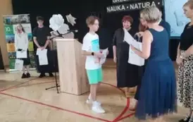 Uczeń Jan Drewnowski otrzymuje nagrodę