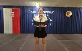 Przedstawicielka uczni&oacute;w klas &oacute;smych żegna nauczycieli i pracownik&oacute;w szkoły