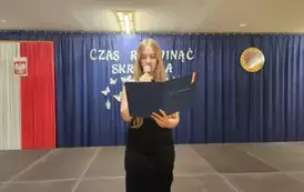 Przewodnicząca samorzadu uczniowskiego żegna &oacute;smoklasist&oacute;w