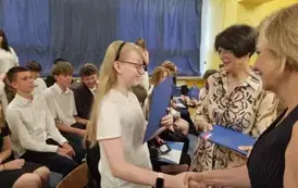 Uczniowie klasy 8a otrzymują świadectwa ukończenia szkoły