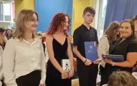 Uczniowie klasy 8b otrzymują świadectwa ukończenia szkoły