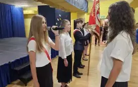 Przekazanie sztandaru uczniom z klas si&oacute;dmych
