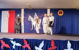 Uczniowie na scenie podczas przedstawienia