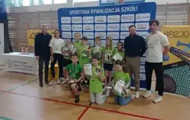 Nasi uczniowie pozują z nagrodami w towarzystwie Prezydenta i organizator&oacute;w zawod&oacute;w
