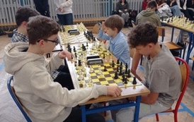 Nasi uczniowie przy stoliku szachowym