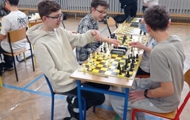 Nasi uczniowie przy stoliku szachowym