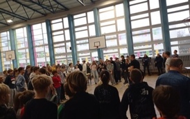 Uczestnicy Mistrzostw na hali sportowej