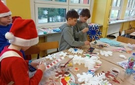 Uczniowie malują dekoracje świąteczne