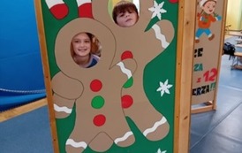 Uczniowie pozują w fotobudce