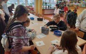 Uczniowie malują kamyki ze Zgierza