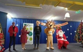 Pani Dyrektor, Prezyden Miasta Zgierza i Naczelnik Wydziału Edukacji na scenie z Mikołajem i Jeżem ze Zgierza