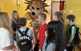 Uczniowie bawią się z Jeżem ze Zgierza
