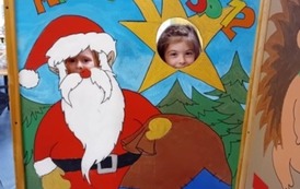 Uczniowie pozują w fotobudce