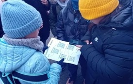 Uczniowie rozwiązują zakodowane zagadki