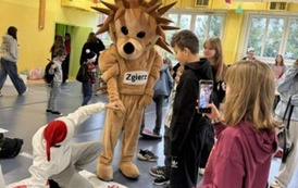 Uczniowie bawią się z Jeżem ze Zgierza