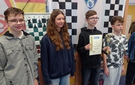 Starsza drużyna pozuje z dyplomem