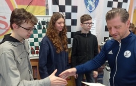 Uczniowie przyjmują gratulacje od organizatora