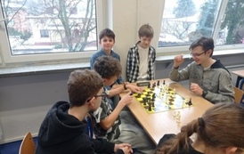 Uczniowie przy stoliku szachowym