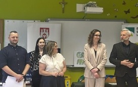 Organizatorzy wydarzenia z Panią Dyrektor, Panem Prezydentem Miasta i Panią Prezes Banku - sponsora konkursu