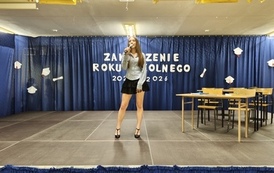 Uczniowie klas &oacute;smych podczas przedstawienia kończącego ich przygodę z SP12