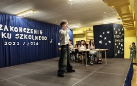 Uczniowie klas &oacute;smych podczas przedstawienia kończącego ich przygodę z SP12