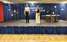 Przedstawiciele klas si&oacute;dmych żegnają &oacute;smoklasist&oacute;w