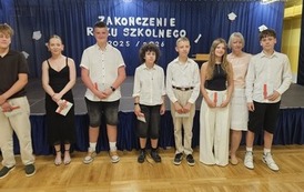 Wyr&oacute;żnieni uczniowie klasy 7c z wychowawczynią