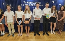 Wyr&oacute;żnieni uczniowie klasy 7b z wychowawczynią
