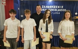 Wyr&oacute;żnieni uczniowie klasy 7a z wychowawcą