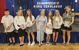 Wyr&oacute;żnieni uczniowie klasy 6c z wychowawczynią