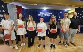 Wyr&oacute;żnieni uczniowie klasy 6b z wychowawcą