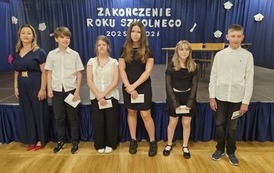 Wyr&oacute;żnieni uczniowie klasy 6a z wychowawczynią