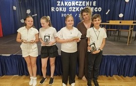 Wyr&oacute;żnieni uczniowie klasy 5c z wychowawczynią
