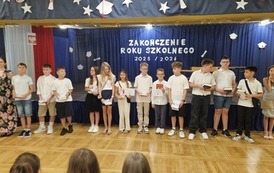 Wyr&oacute;żnieni uczniowie klasy 5b z wychowawczynią