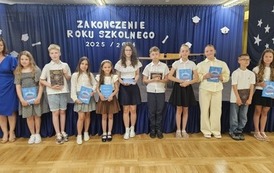 Wyr&oacute;żnieni uczniowie klasy 4a z wychowawczynią