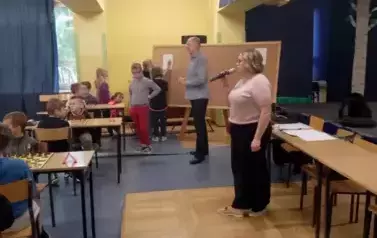Dyrektor otwiera mistrzostwa szkoły w szachach