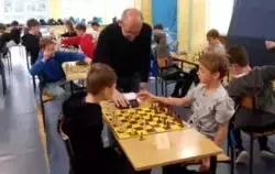 Duża grupa uczniów gra w szachy