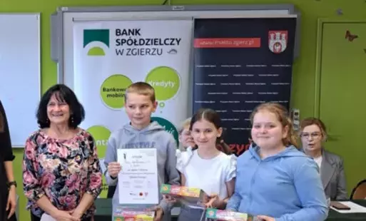 Uczniowie Szkoły Podstawowej nr 5 odbierają nagrody za I miejsce