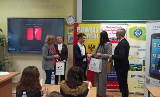 Damian Walczak odbiera nagrodę od organizatorów