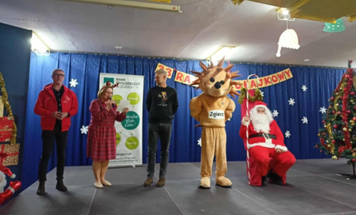 Pani Dyrektor, Prezyden Miasta Zgierza i Naczelnik Wydziału Edukacji na scenie z Mikołajem i Jeżem ze Zgierza