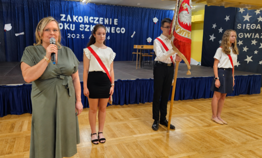 Pani Dyrektor przemawia na tle pocztu sztandarowego