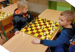W szkole można również rozwijać swoje umiejętności szachowe....