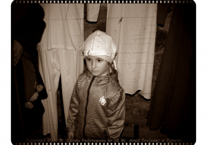 Strażnik wieży pokazuje dzieciom, jakie ubiory obowiązywały w średniowieczu