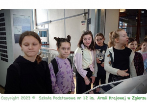 Uczniowie klasy 4c podczas zwiedzania EC1 w Łodzi