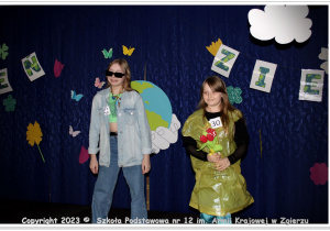 Uczniowie podczas pokazu mody ekologicznej
