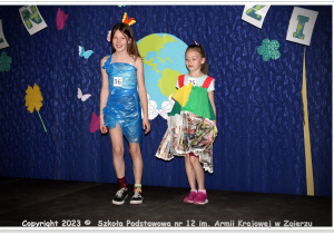 Uczniowie podczas pokazu mody ekologicznej