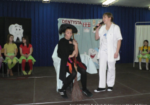 "Baba Jaga u dentysty" - archiwalne zdjęcie z przedstawienia szkolnego 05.03.2011